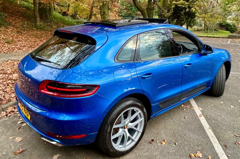 PORSCHE MACAN